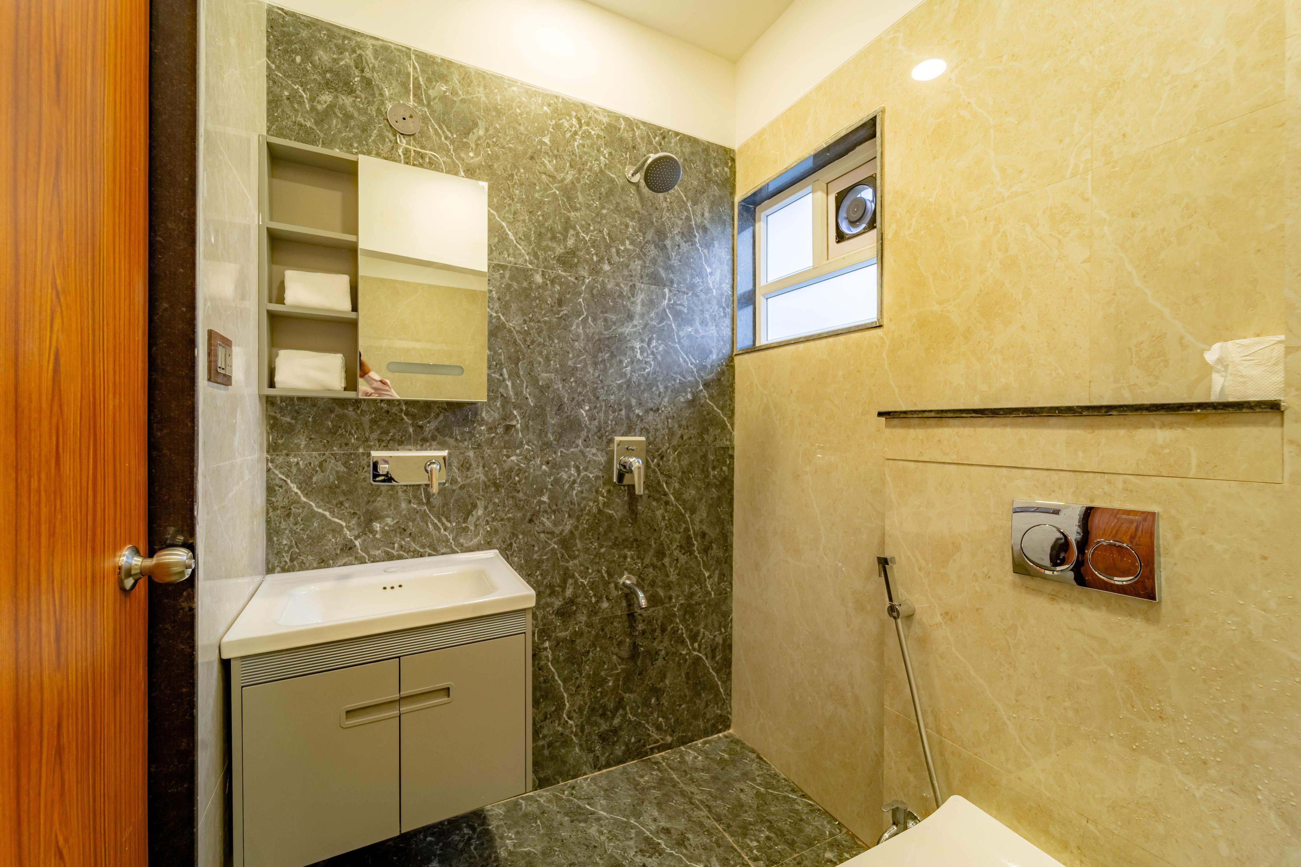 Hotel Grand Tanishqa by Basotel Room Type - Deluxe Room with King Bed