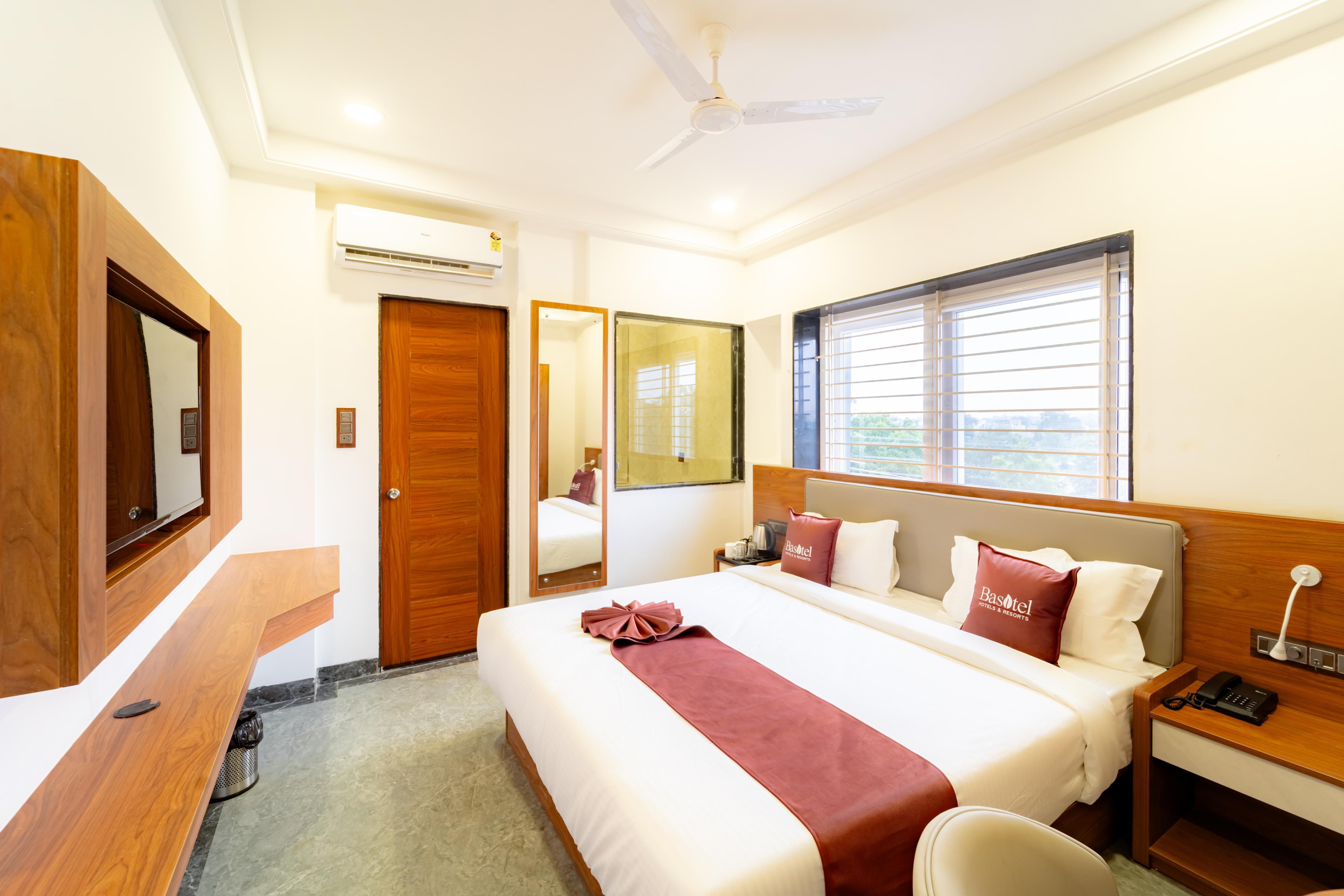 Hotel Grand Tanishqa by Basotel Room Type - Deluxe room king bed with Jacuzzi