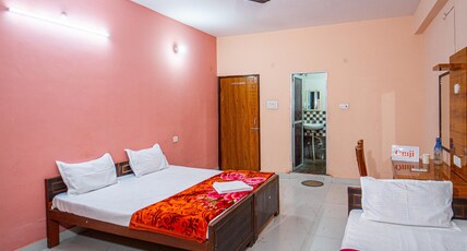 Omji - Kailash Math | 15min to Kashi Vishwanath Room Type - Deluxe Triple Room