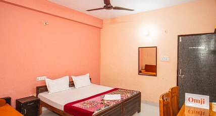 Omji - Kailash Math | 15min to Kashi Vishwanath Room Type - Deluxe Double Room