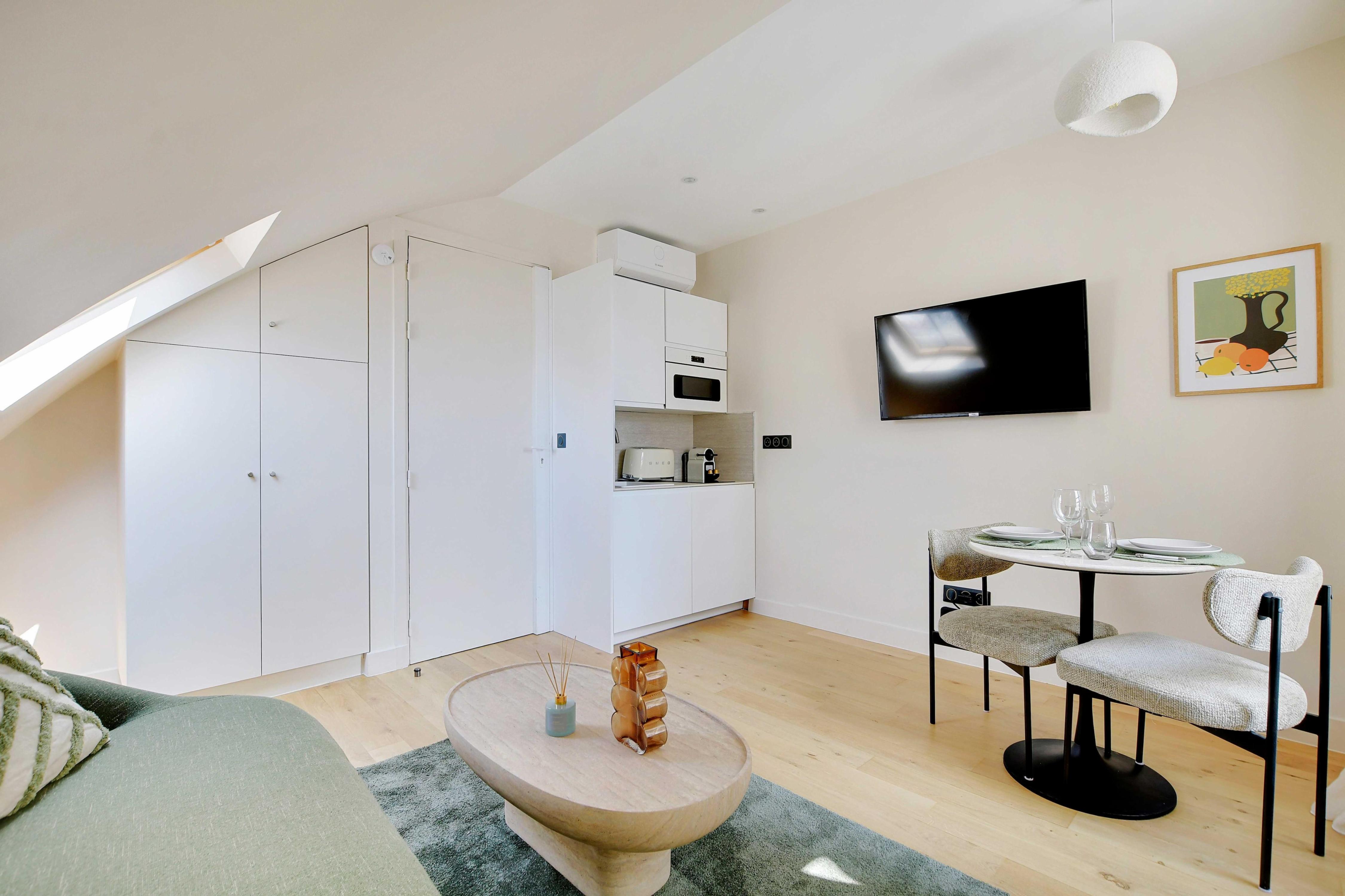 Apt A/C 1BR/2P - Saint-Lazare/Les Champs Elysee - Tap to explore photos