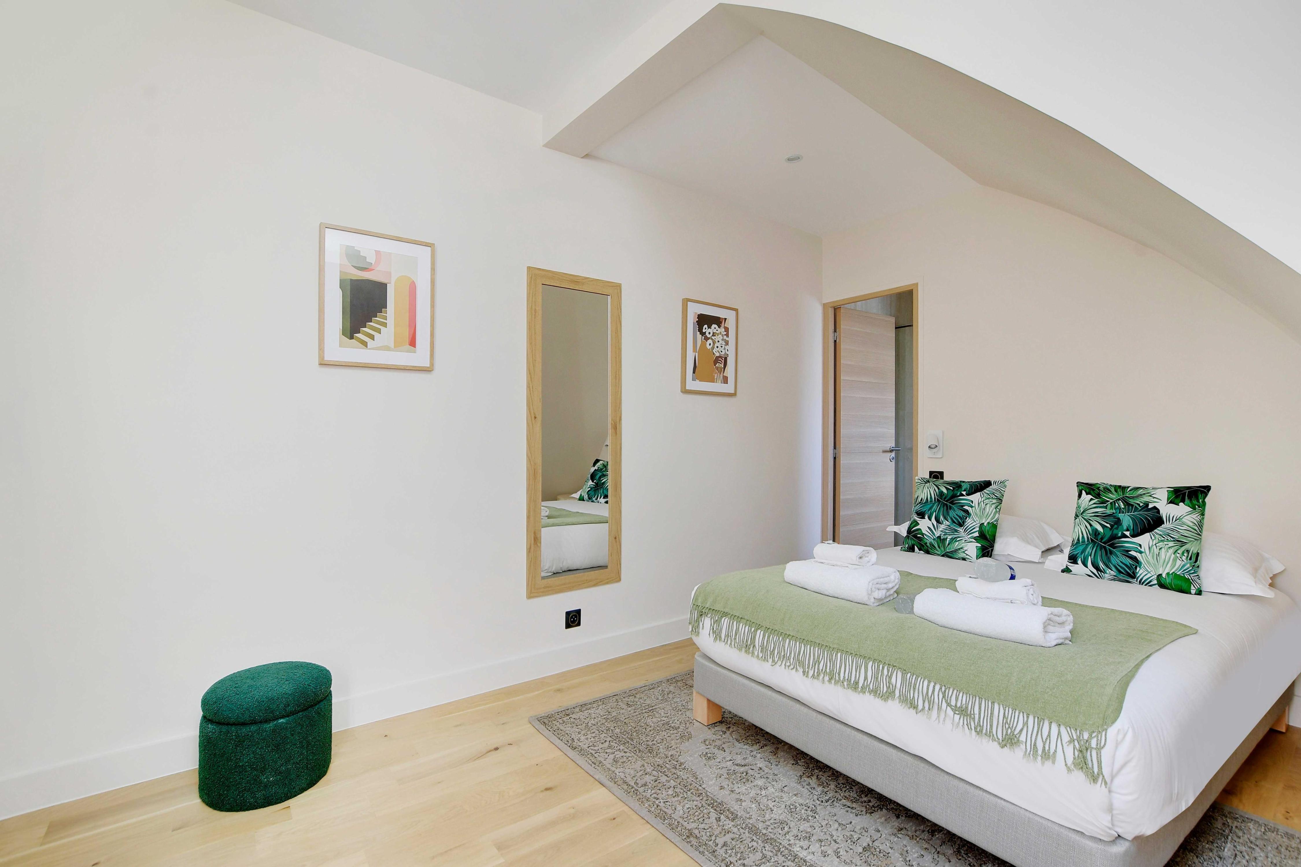 Apt A/C 1BR/2P - Saint-Lazare/Les Champs Elysee - Tap to explore photos
