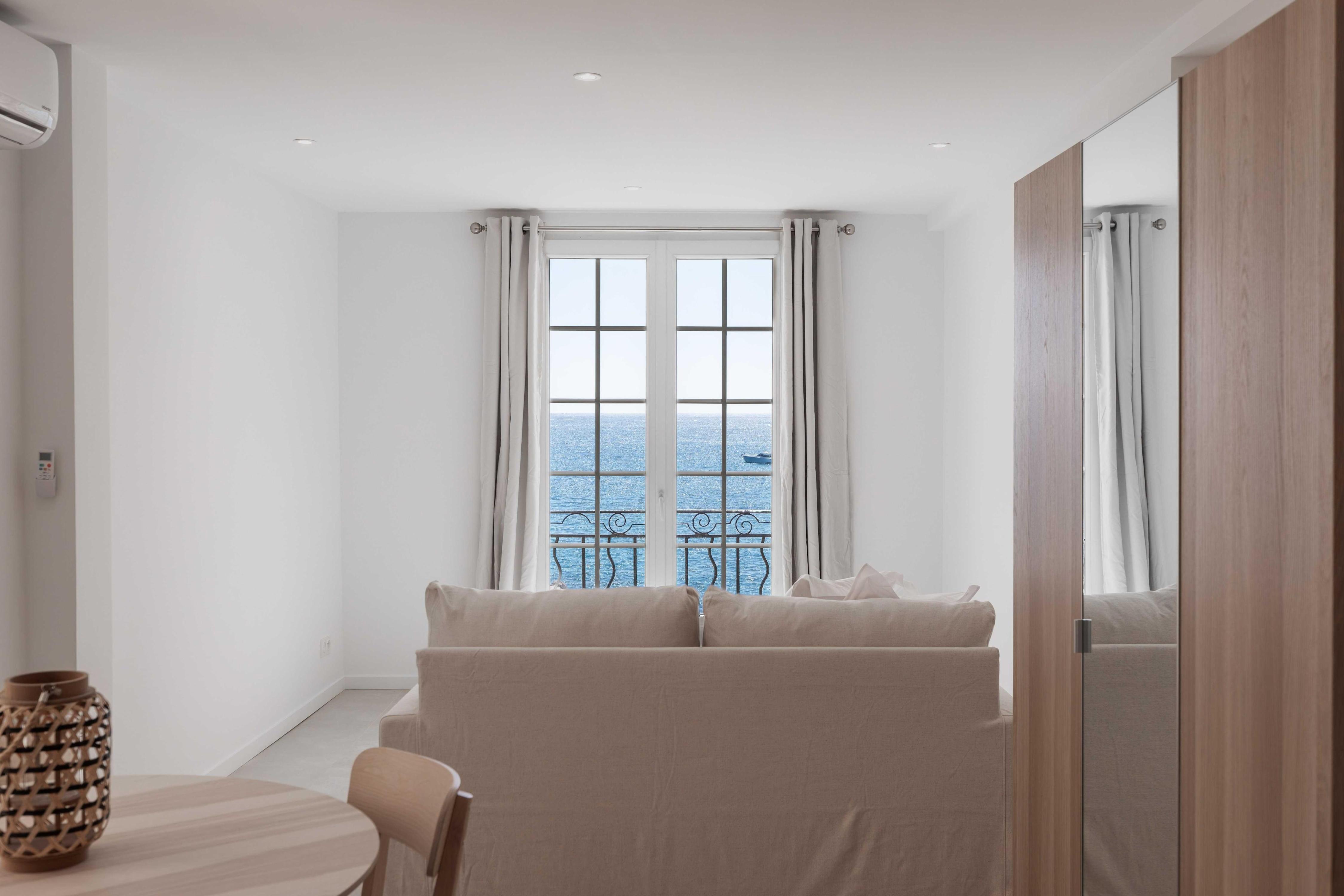 Charming studio - 2P - Sea view - Antibes - Tap to explore photos