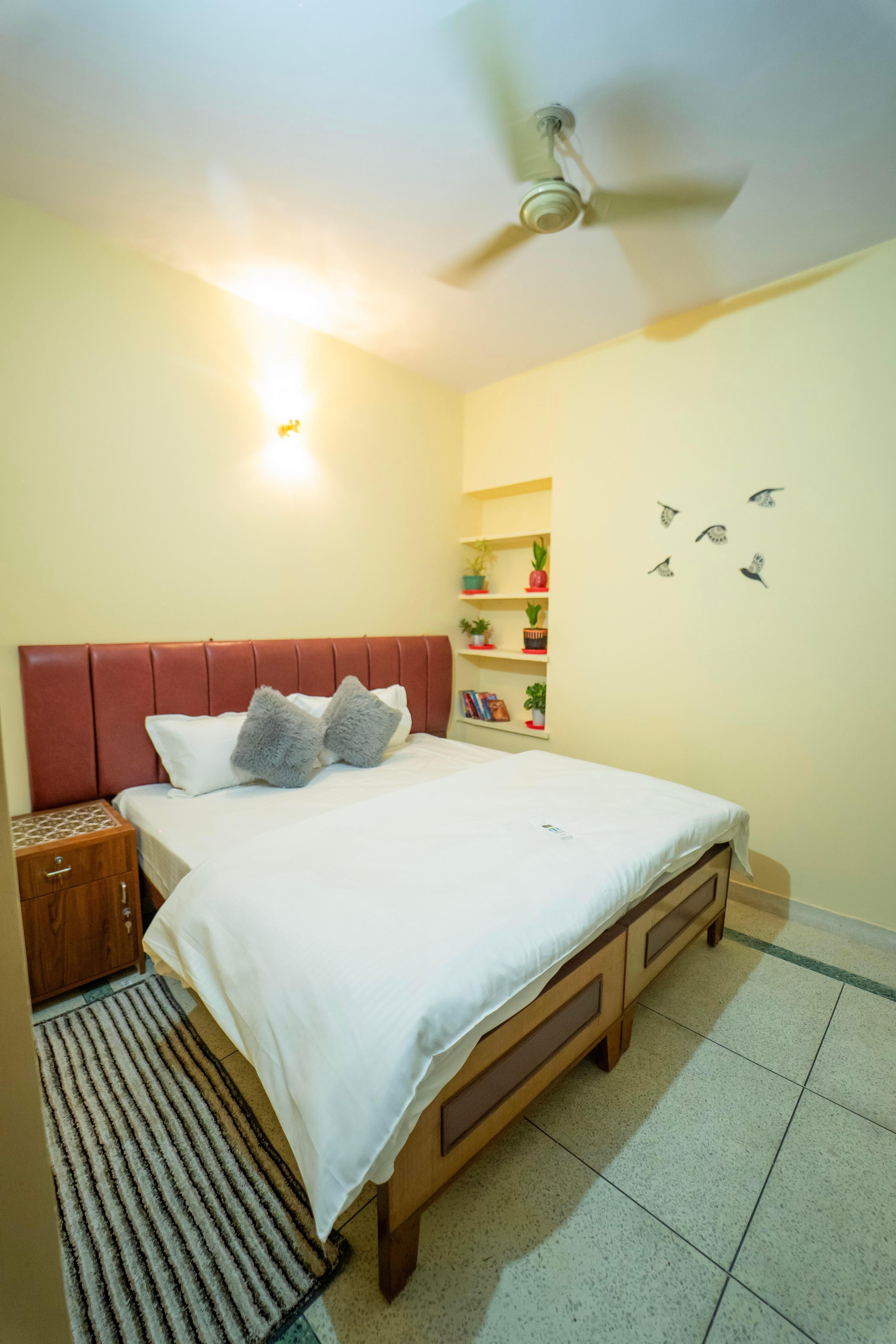 Modern 2 BHK Home| High Wifi| Netflix| City Park - Tap to explore photos