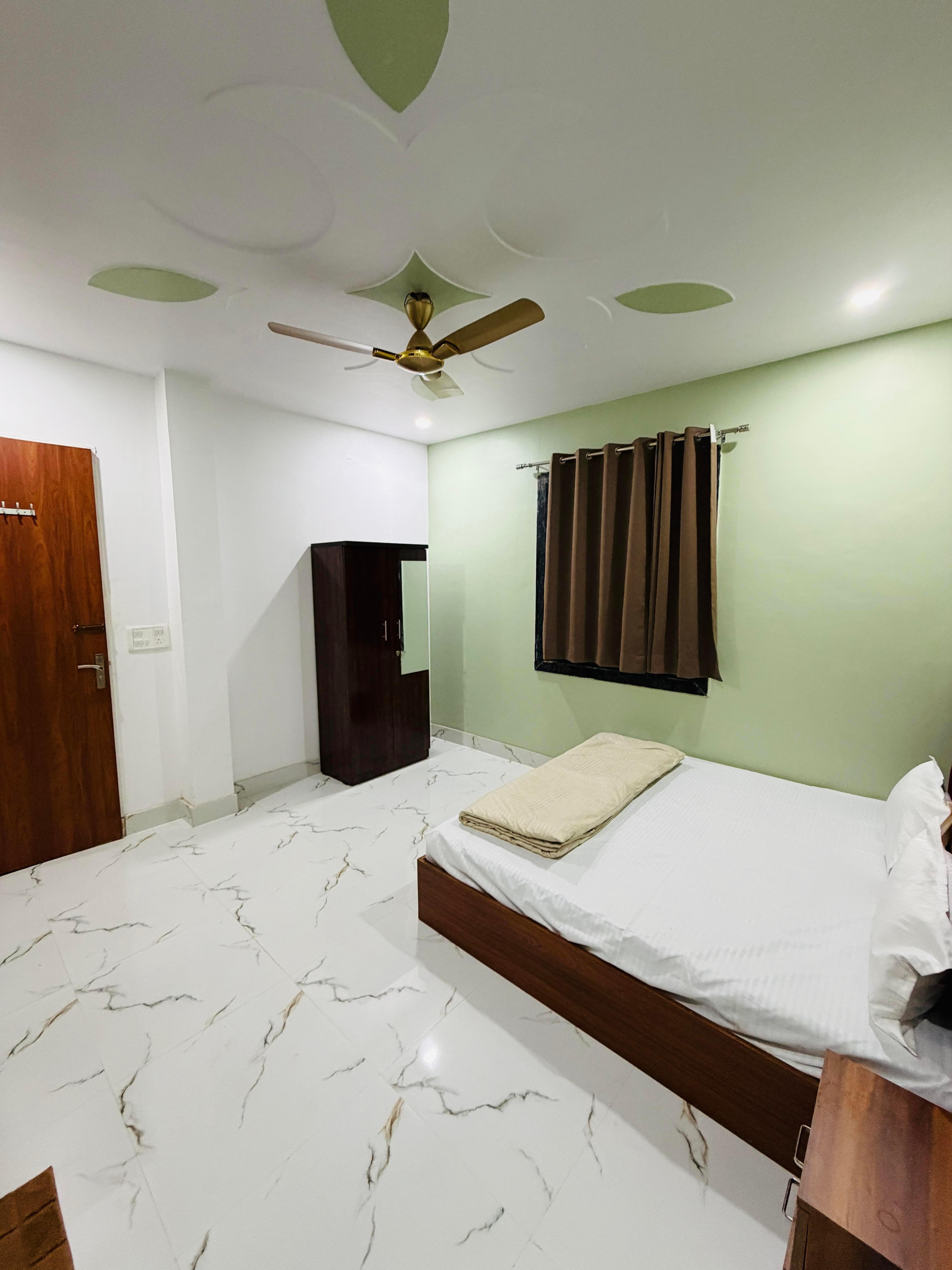 Hotel Shri Ji Nikunj, Vrindavan - Tap to explore photos