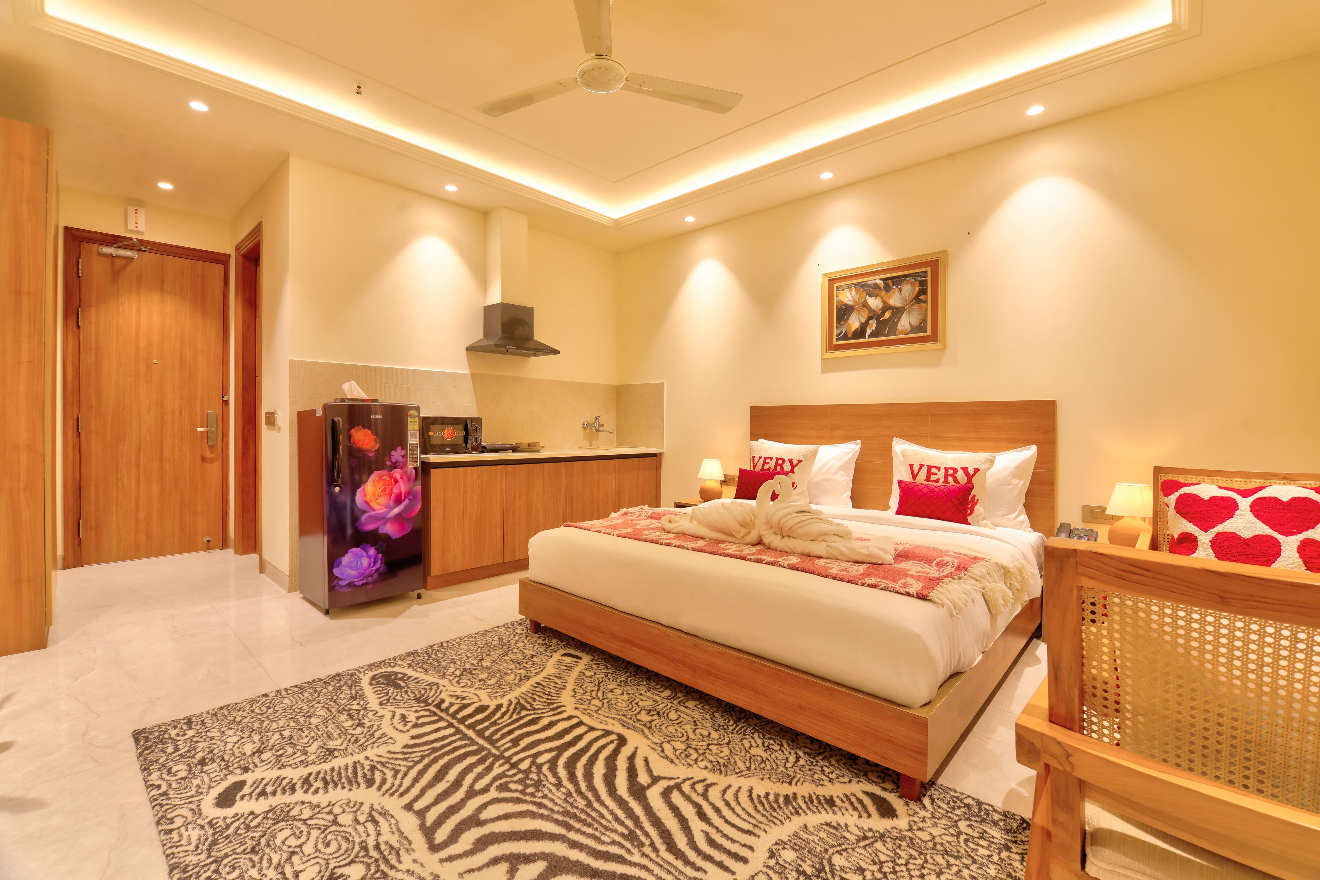 Dwellr Luxury Stays - Golf Course Road - Tap to explore photos