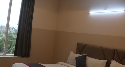 MKK Grand Luxury Suite & AC Rooms Room Type - Luxury Queen Bed Room with City View MKK Grand Luxury Suite & AC Rooms Room Type - Luxury Queen Bed Room with City View