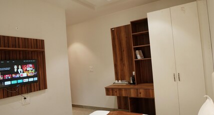 HOTEL HIGHTON Room Type - Deluxe Queen Bed Room