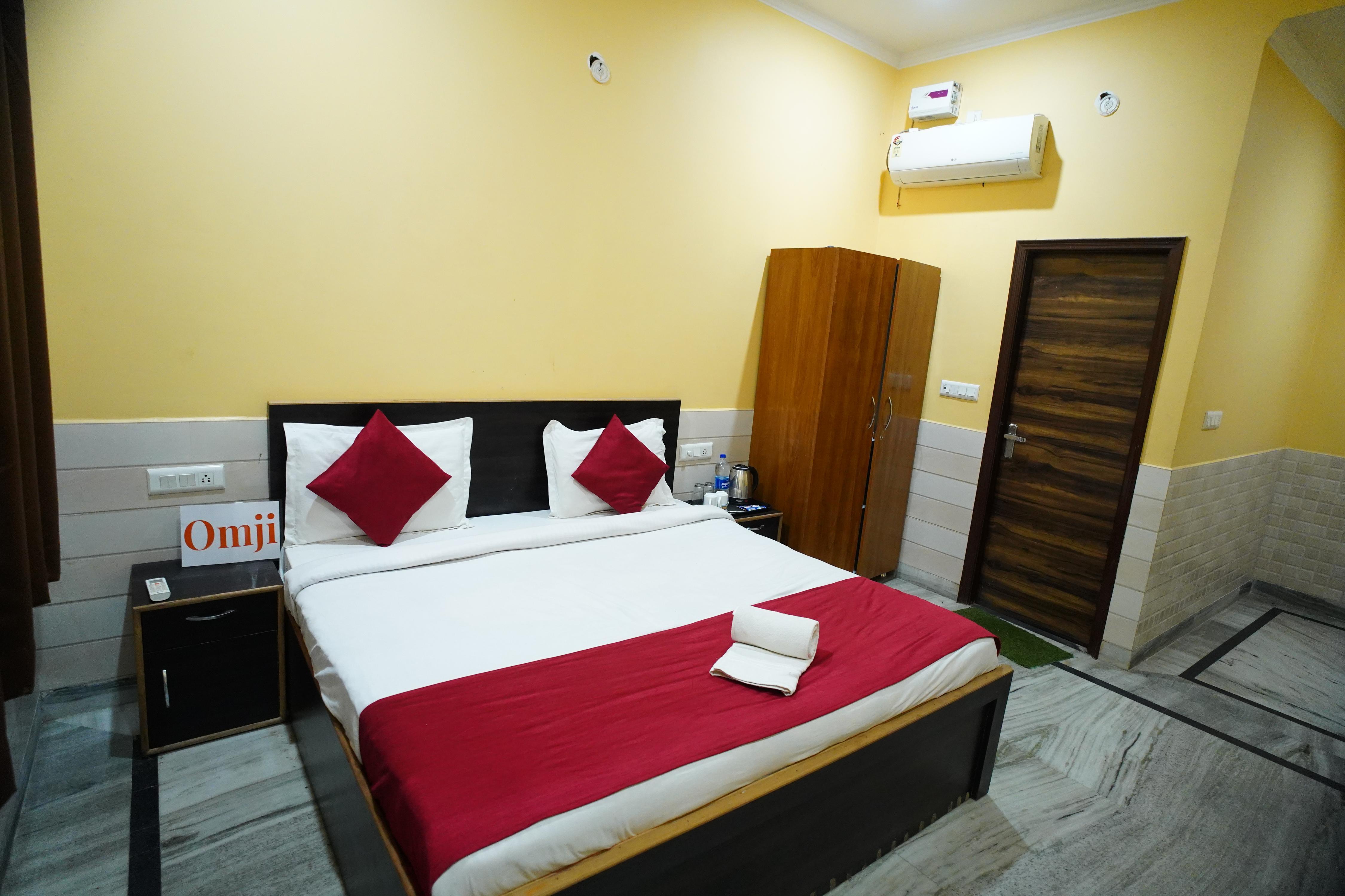 Omji Ashram - Pyare Mohan Dham | 500m from Banke Bihari Temple Room Type - Deluxe Room 