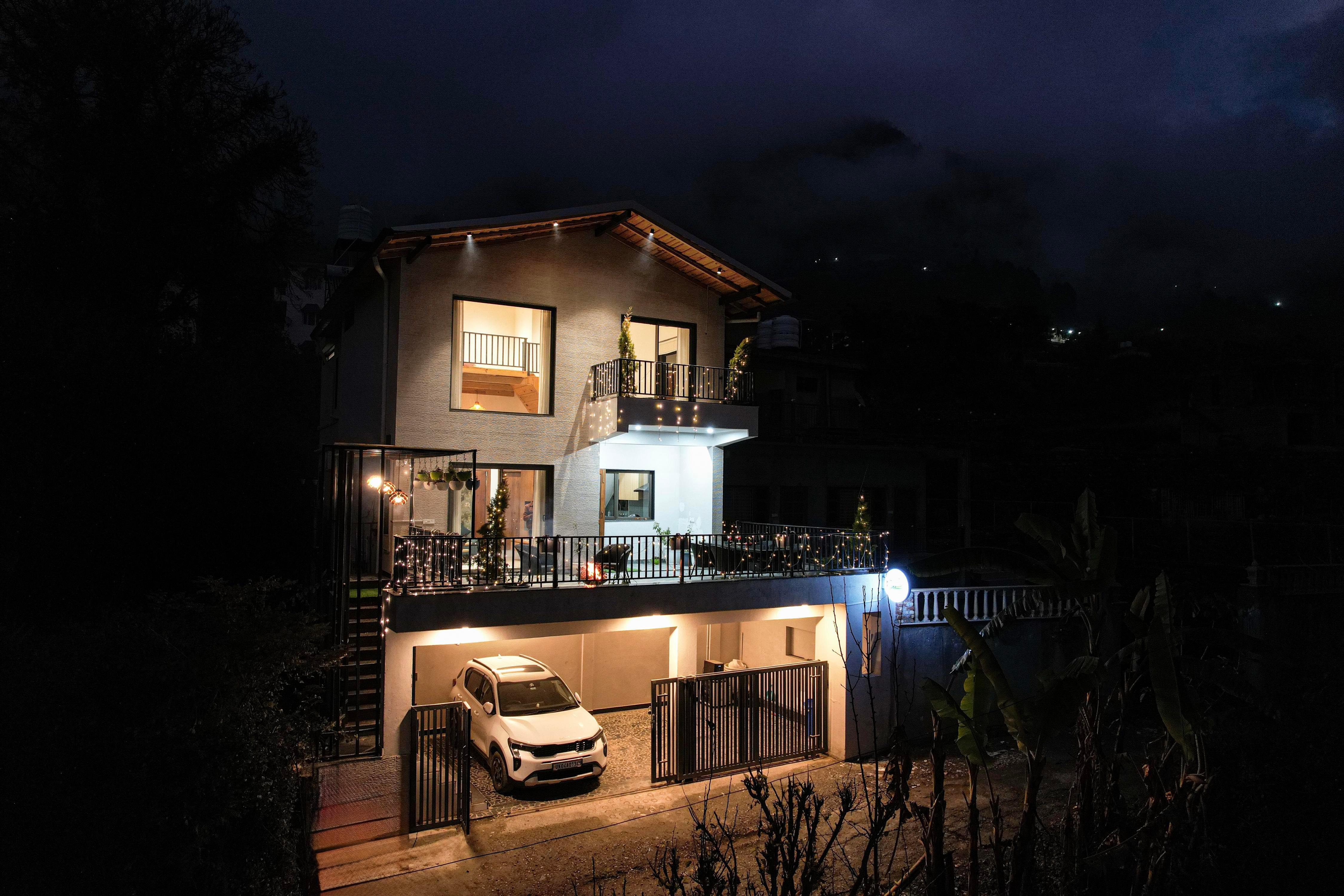 ELIVAAS Lakefront 4BHK Villa with Attic & Common Patio