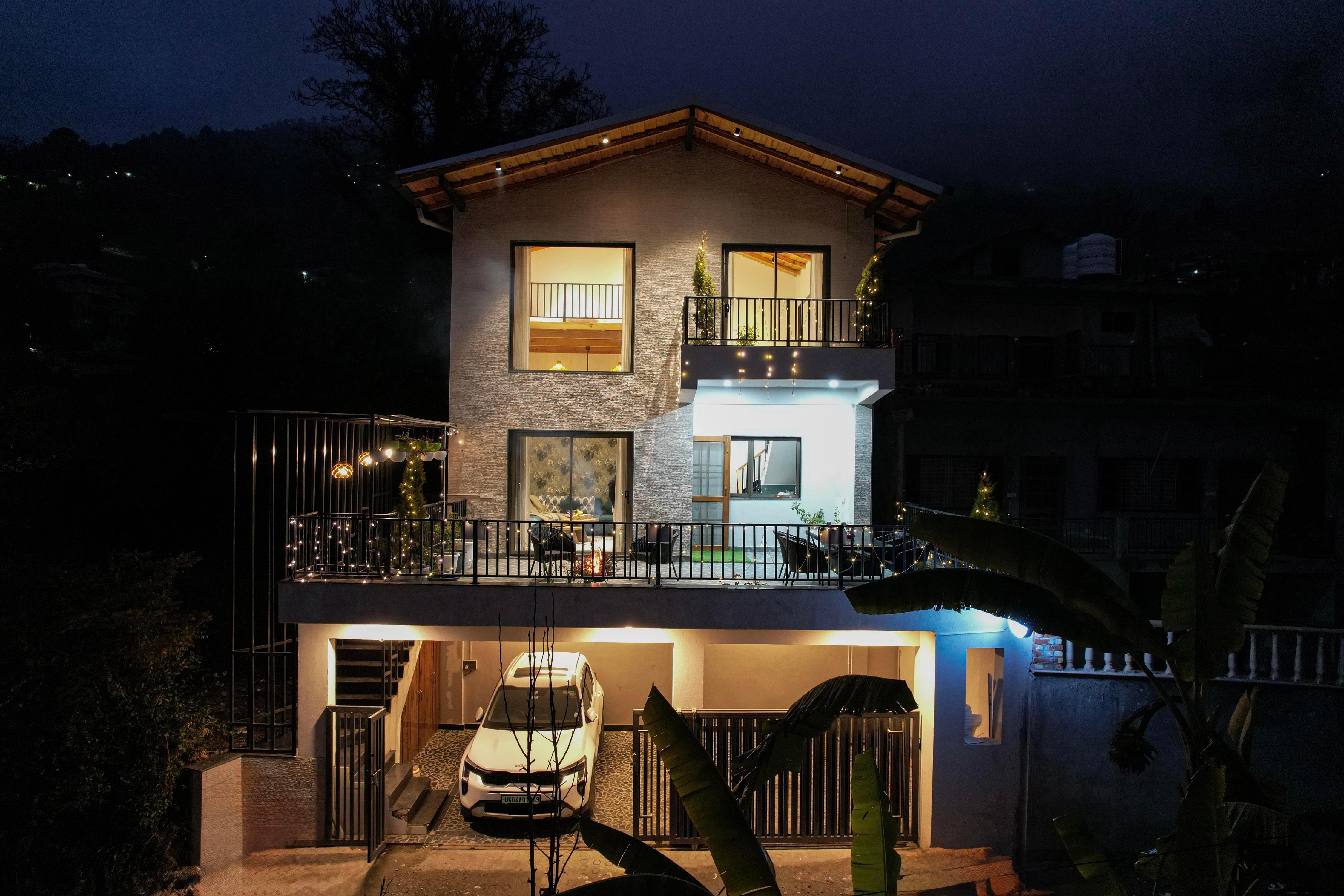 ELIVAAS Lakefront 4BHK Villa with Attic & Common Patio