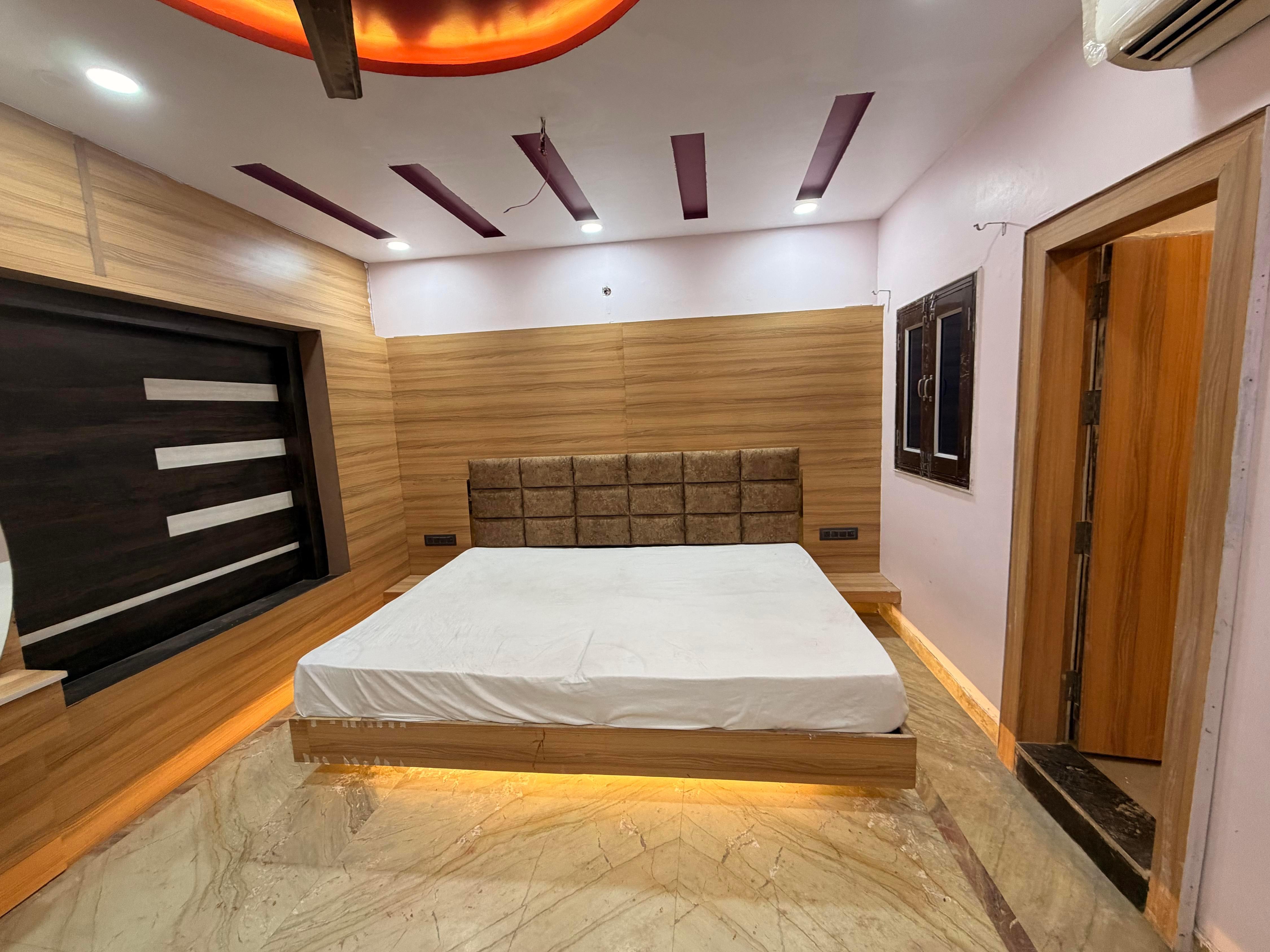 GOVINDAM PALACE Room Type - Deluxe King Bed Room with No View