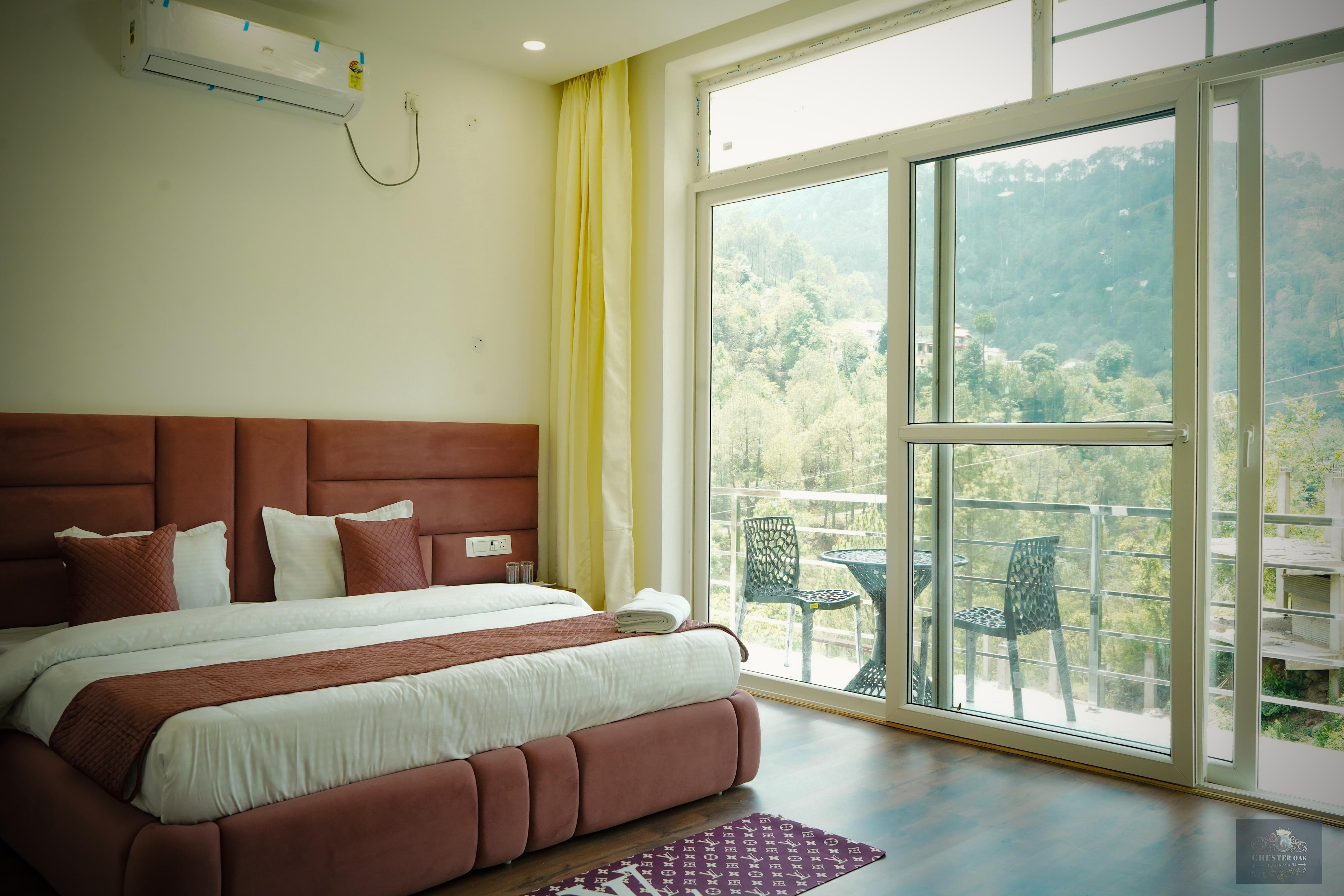 Chester Oak Kasauli - Premium rooms and Exclusive Villa Room Type - Deluxe Room with balcony