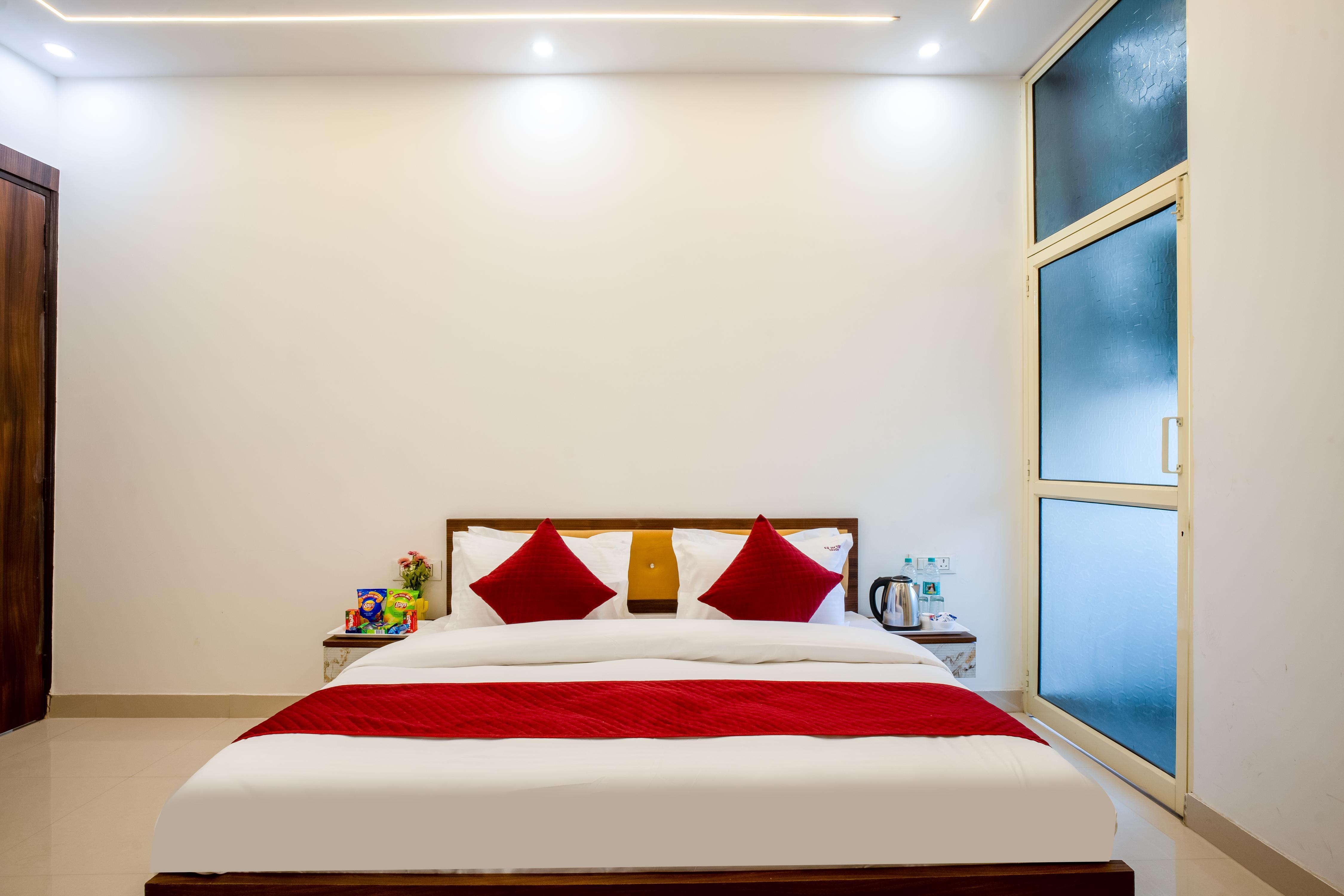 Hotel Delhi 53 Near ISBT Kashmiri Gate Room Type - Deluxe Room with Smart TV