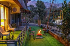 ELIVAAS Lakefront Suite 1BHK Apt With Outdoor Sit Out Area