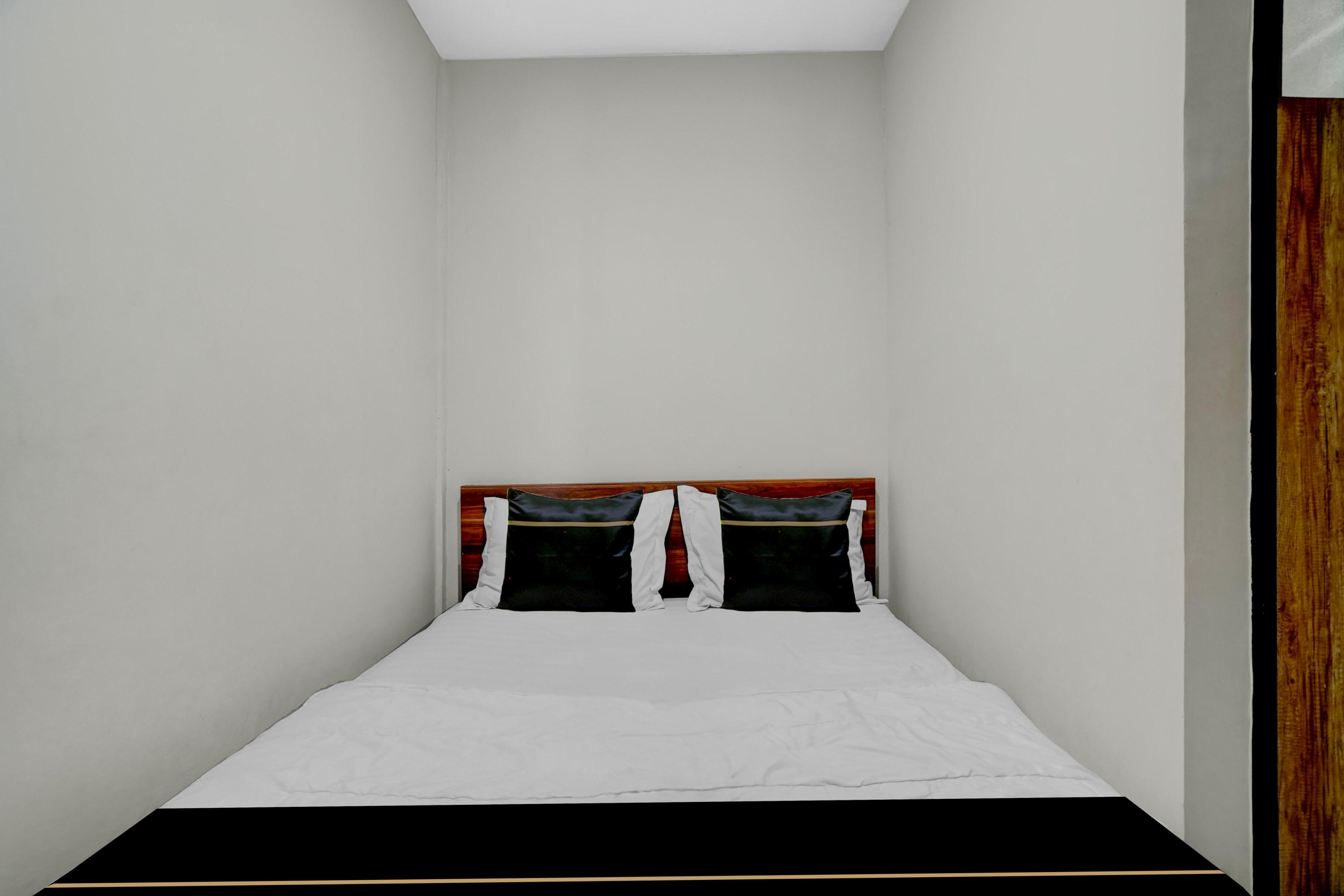 Collection O Yayah Residence - Tap to explore photos