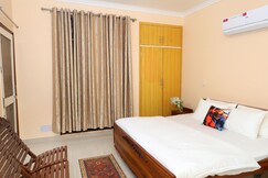 Taj Luxuria by Red Olive |10min to Taj Mahal | 3BHK