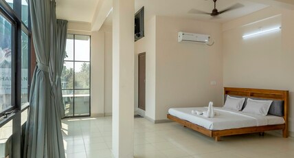 Hotel Grape Rooms Perinthalmanna Room Type - AC Deluxe Room