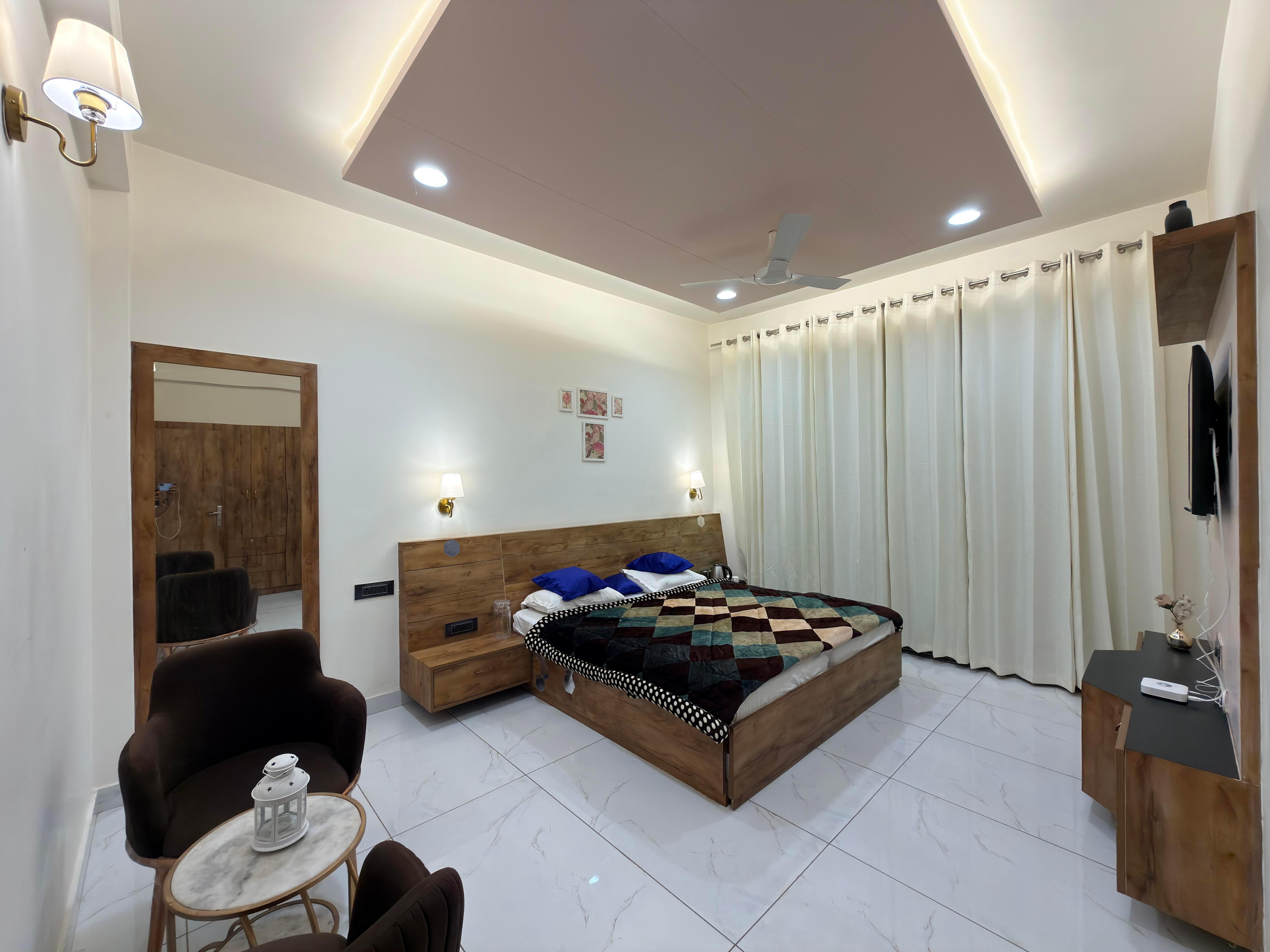 Oak & Amber Retreat Room Type - Premium Room with Balcony