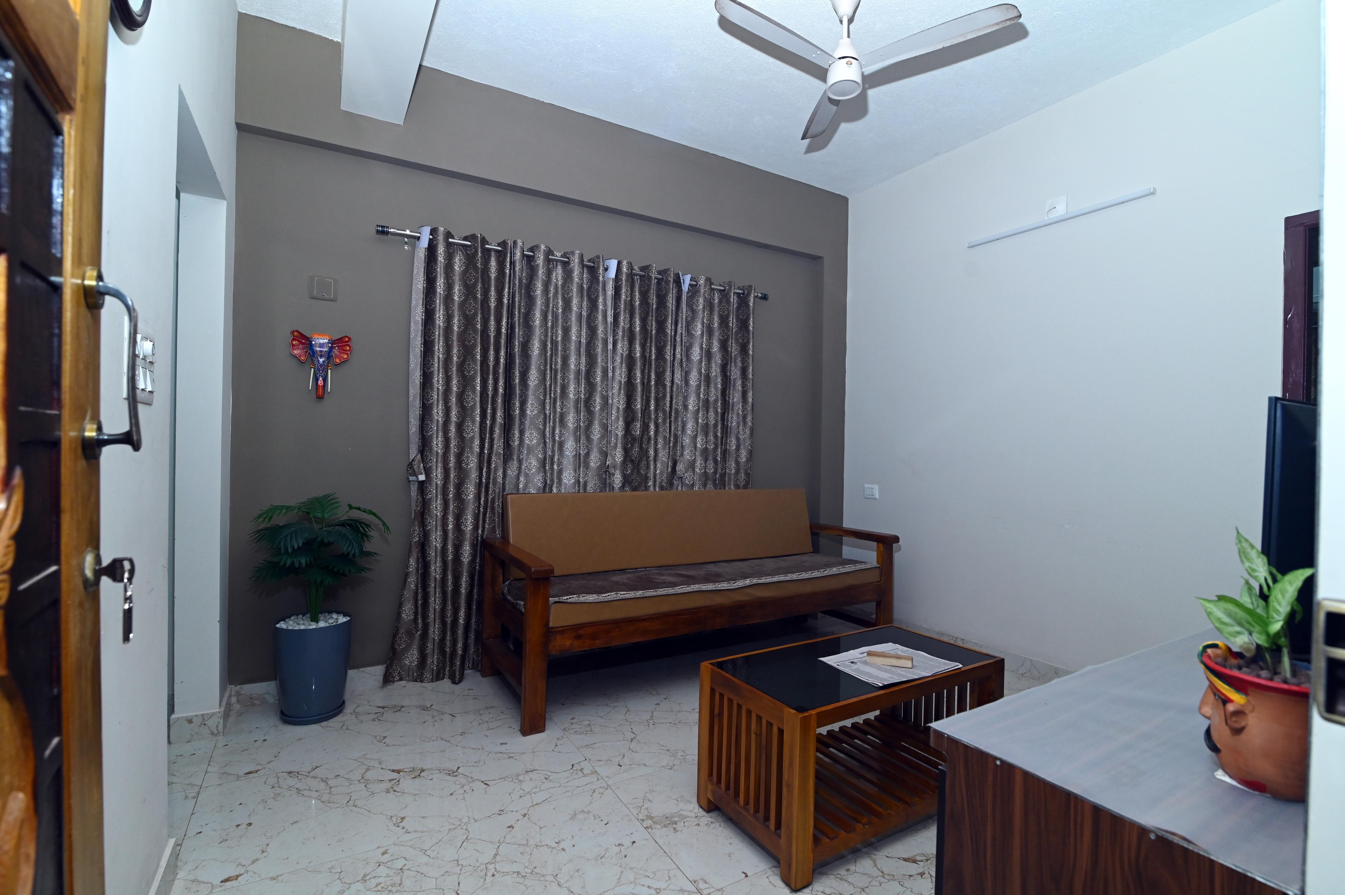 Cozy Couples Students Stay Yashaswi Home Stays - Tap to explore photos