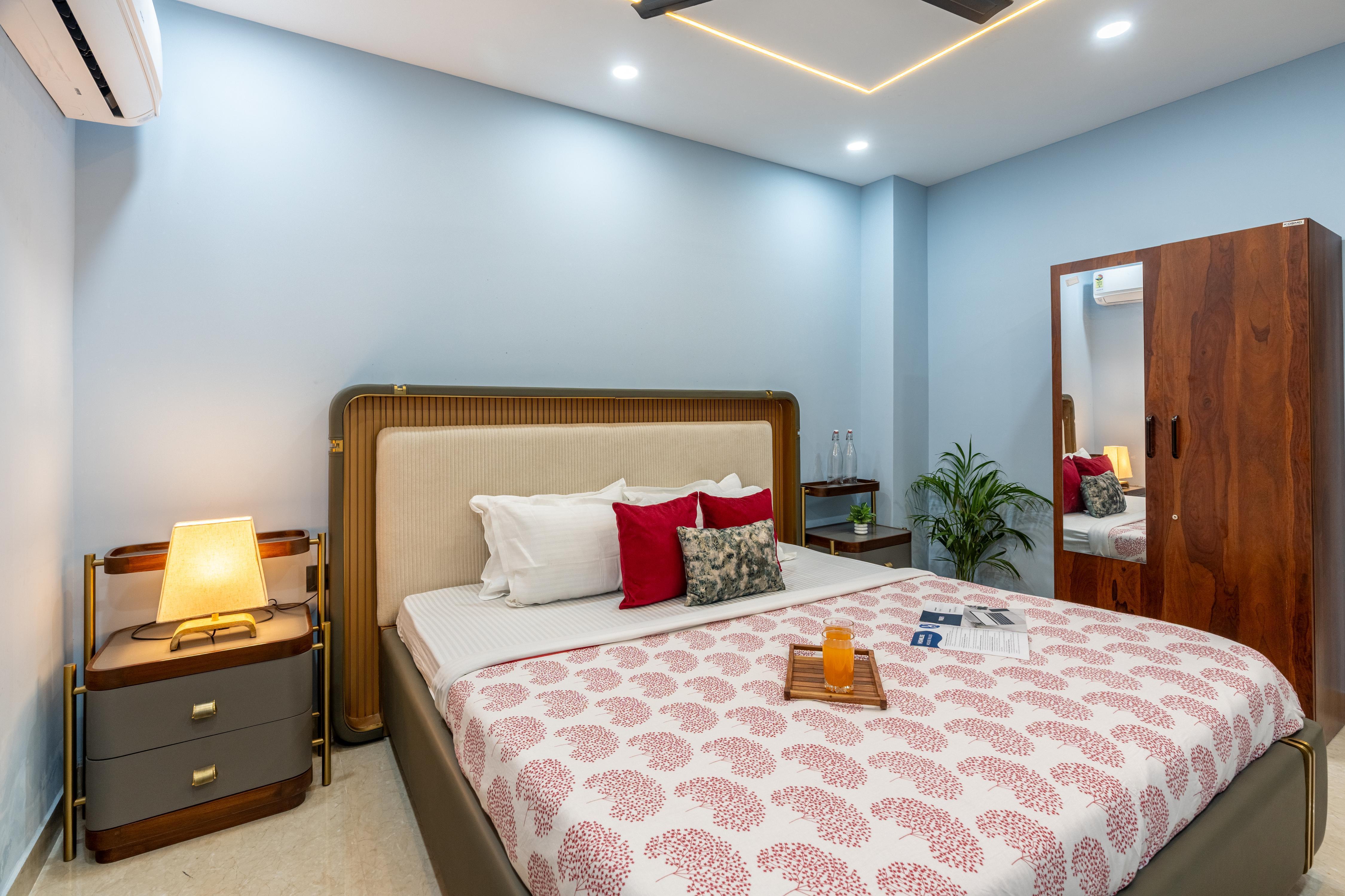 Homlee Shanti 3BHK Elevator Parking Central DEL - Tap to explore photos