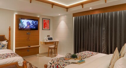 Green Vegetarian Hotel & Restaurant Room Type - Family King Twin All Weather AC Room