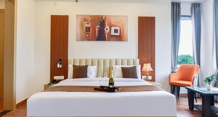 Hotel Luxury Inn Room Type - Luxury Suite with Bathtub