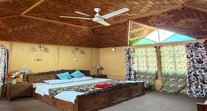 Experience Magic of Kashmir Our Luxury Houseboat Room Type - Bedroom 2