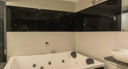 Lavish Regency Room Type - Jacuzzi Room