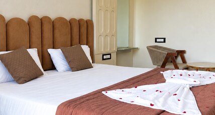 Baghban Hotel and Restaurant Room Type - Deluxe Room with Balcony Baghban Hotel and Restaurant Room Type - Deluxe Room with Balcony