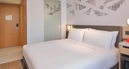 Aloft by Marriott Singapore Novena Room Type - Breezy, Guest Room, 1 Queen, East Wing