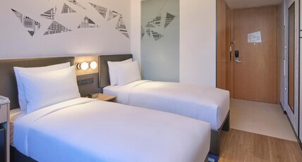 Aloft by Marriott Singapore Novena Room Type - Breezy, Guest Room, 2 Twin, East Wing