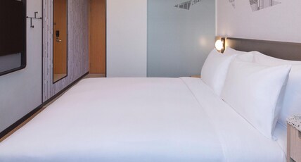 Aloft by Marriott Singapore Novena Room Type - Breezy, Guest Room, 1 King, East Wing