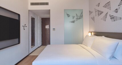 Aloft by Marriott Singapore Novena Room Type - Urban Guest Room, 1 King, West Wing, Patio