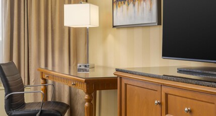 DoubleTree by Hilton Hotel London Ontario Room Type - 1 KING DELUXE ROOM
