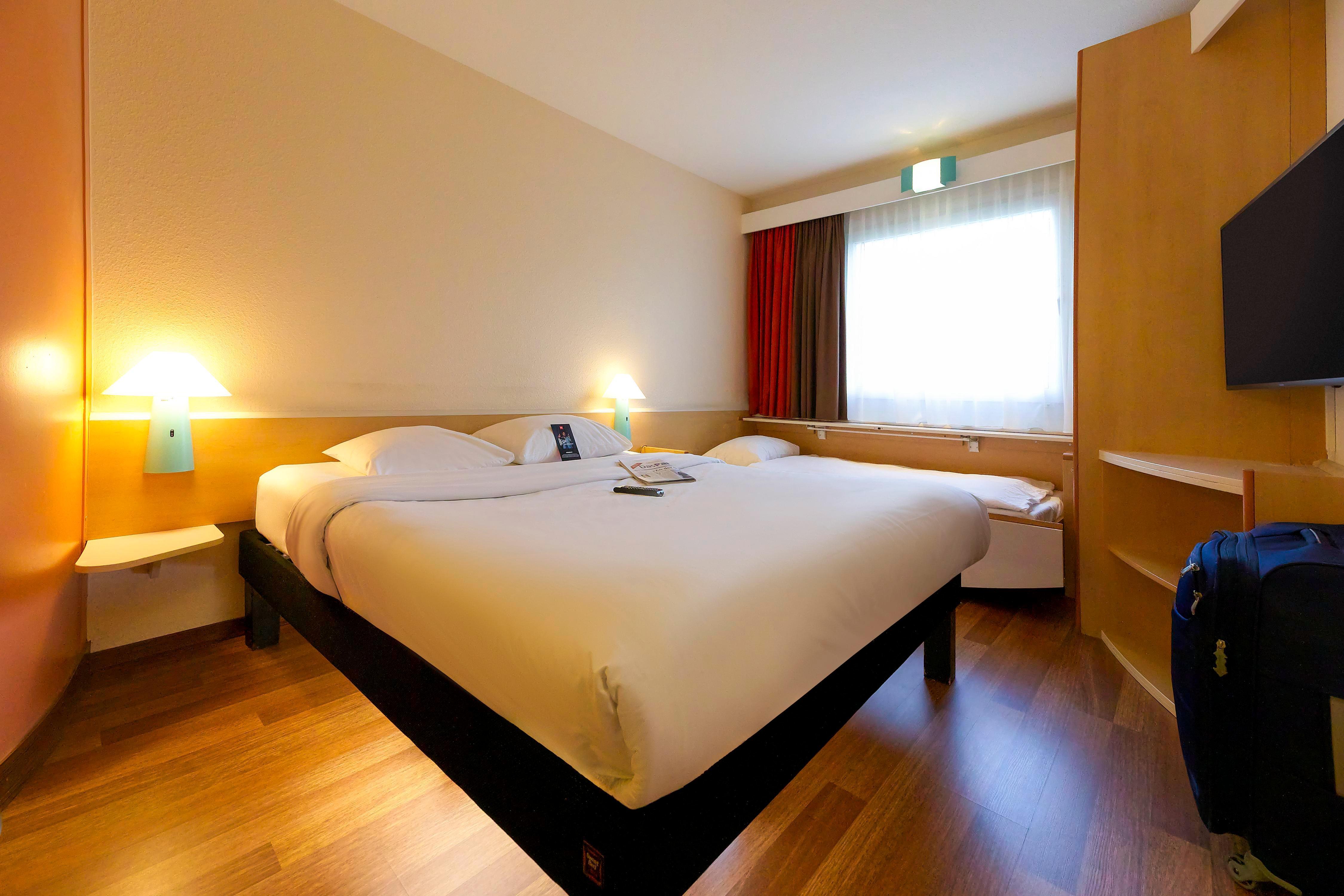 IBIS BERLIN POTSDAMER PLATZ Room Type - Room with 1 double bed 63 x 79 in