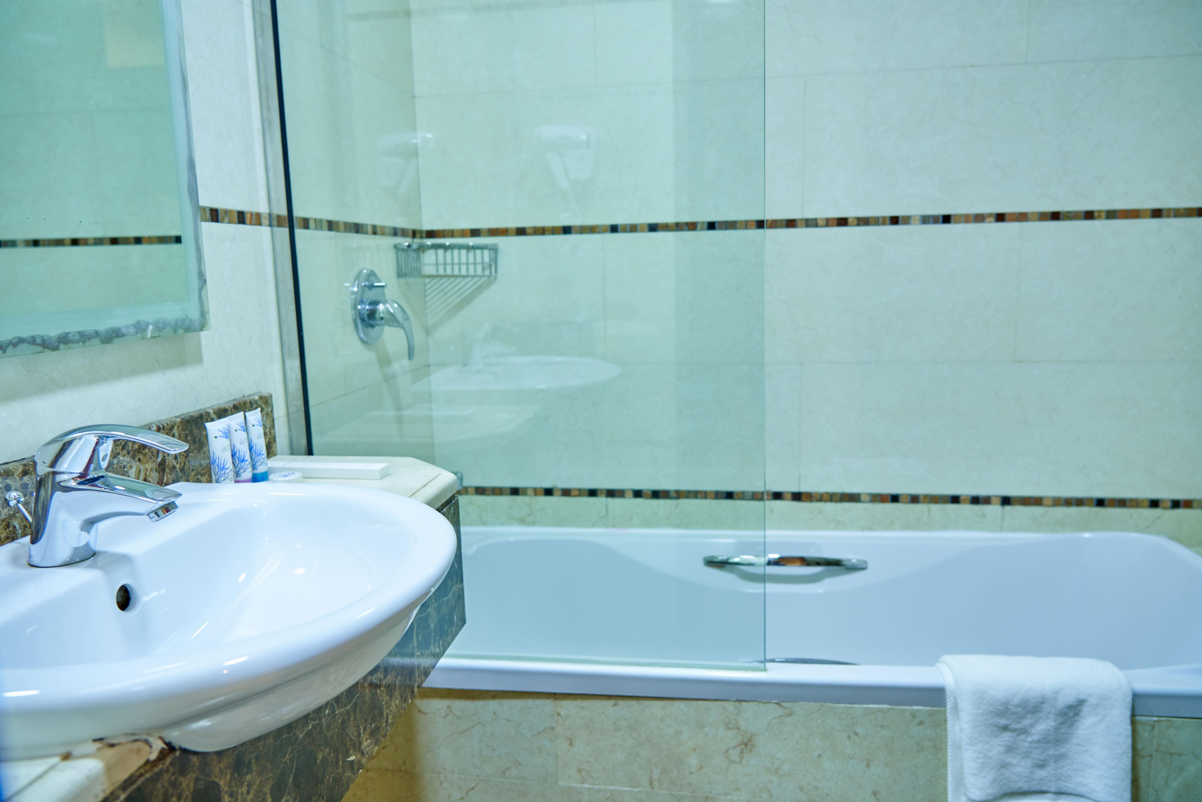 Click Square Hotel Deira - Tap to explore photos