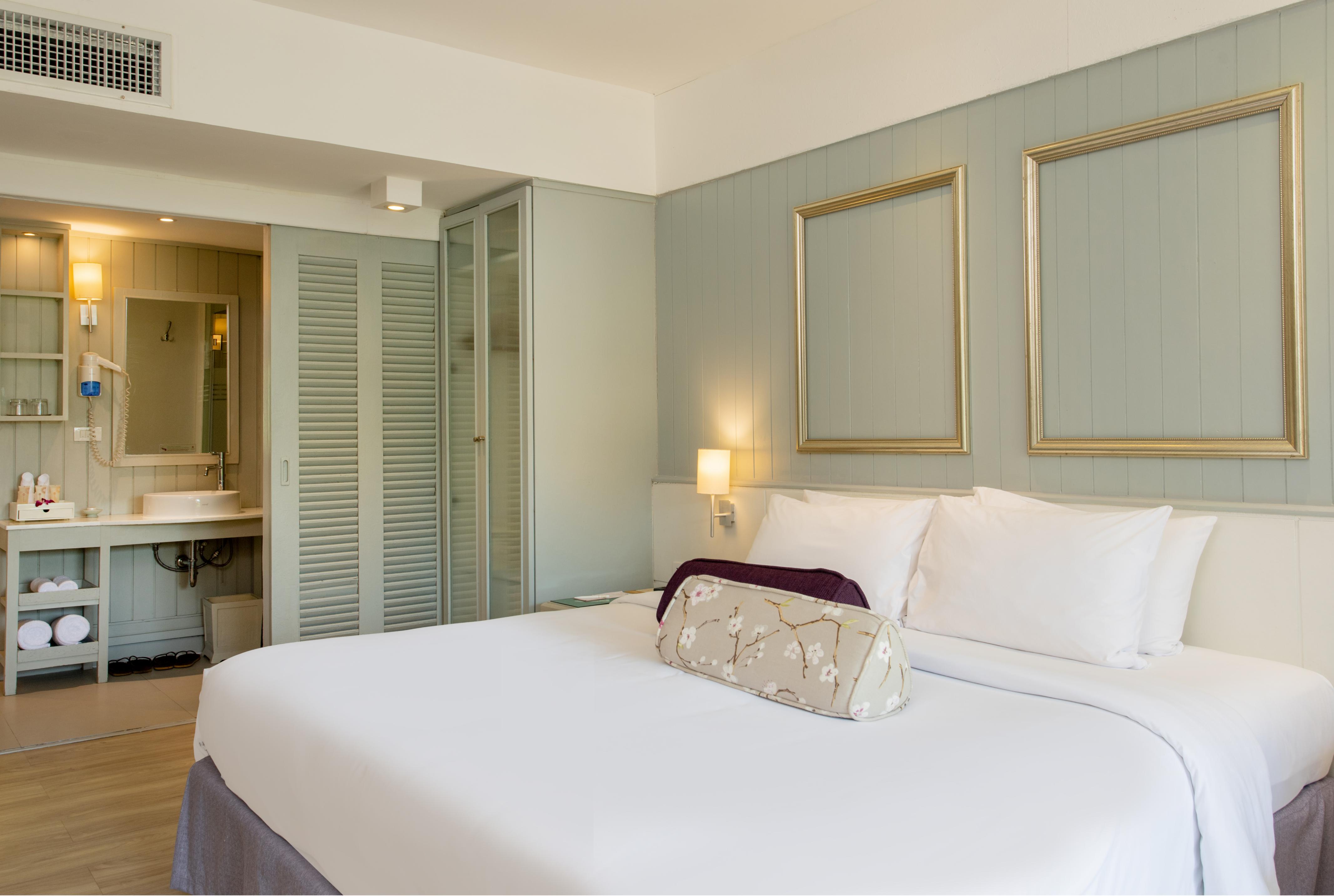 Katathani Phuket Beach Resort - Tap to explore photos