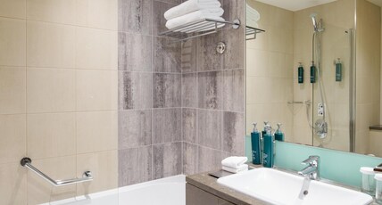Hilton London Canary Wharf Room Type - KING DELUXE ROOM