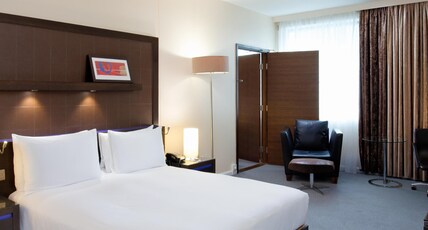 Hilton London Canary Wharf Room Type - DOUBLE HILTON GUESTROOM