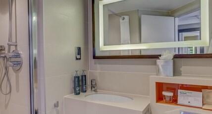 DoubleTree by Hilton London - Ealing Hotel Room Type - Deluxe Room, 1 King Bed