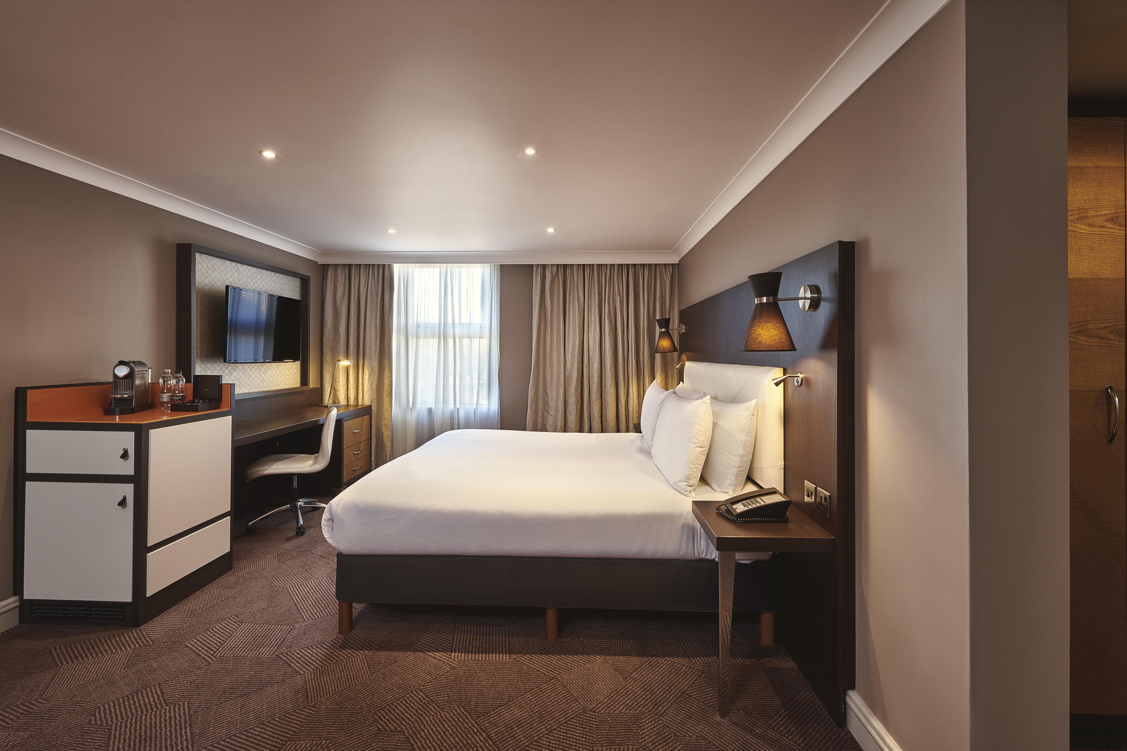 DoubleTree by Hilton London - Ealing Hotel - Tap to explore photos