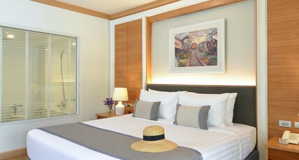 The Beverly Hotel Pattaya Room Type - Suite Room King Bed with Living area & Bathtub The Beverly Hotel Pattaya Room Type - Suite Room King Bed with Living area & Bathtub
