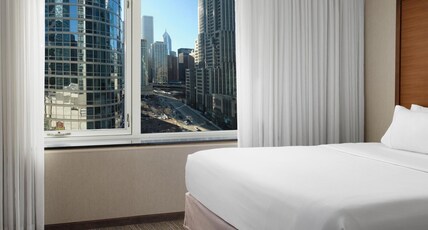 Embassy Suites Chicago Downtown Magnificent Mile Room Type - 1 KING BED NONSMOKING STE