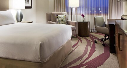 Hilton Long Beach Hotel Room Type - 1 KING BED DELUXE ROOM