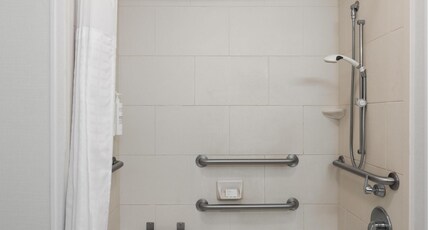 Hampton Inn & Suites Baton Rouge Downtown Room Type - 2QN MOB HEARING ACC TUB NS