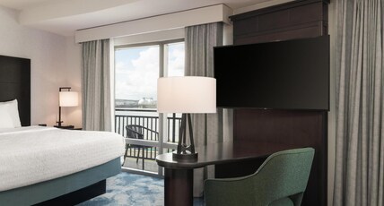 Hampton Inn & Suites Baton Rouge Downtown Room Type - 1 KING CORNER W BALCONY