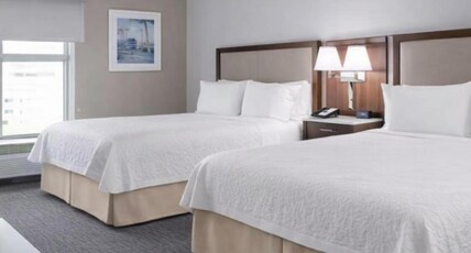 Hampton Inn & Suites by Hilton Reagan National Airport Room Type - 2 QUEENS ACC ROLLIN SHOWER