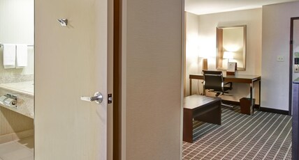 DoubleTree by Hilton Hotel Flagstaff Room Type - 1 KING JR STE W  LIVING RM