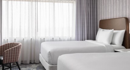 Embassy Suites by Hilton Charlotte-Concord-Golf Resort & Spa Room Type - 2Q1K STE MOB HR ACC TUB NS